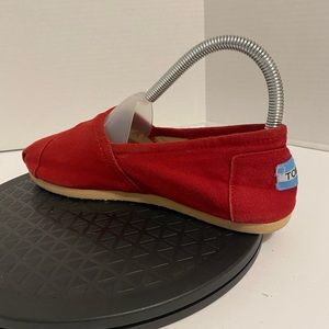 Women toms size 7.5 red in great condition.
